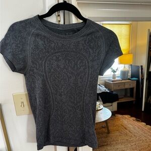 Lululemon Women's Gray Short Sleeve Top